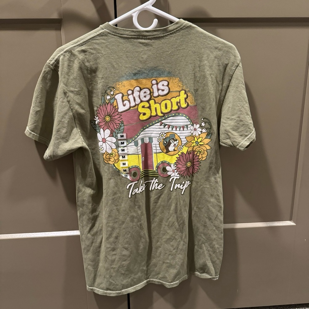 Buc-ees Shirt Womens Medium Green Beaver "Life Is Short Take The Trip" NWOT